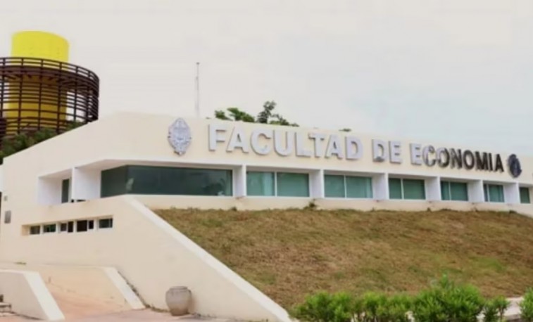 ALUMNOS DE ECONOMÍA DE LA UADY QUEDAN SIN GRADUACIÓN POR FRAUDE DE ORGANIZADOR