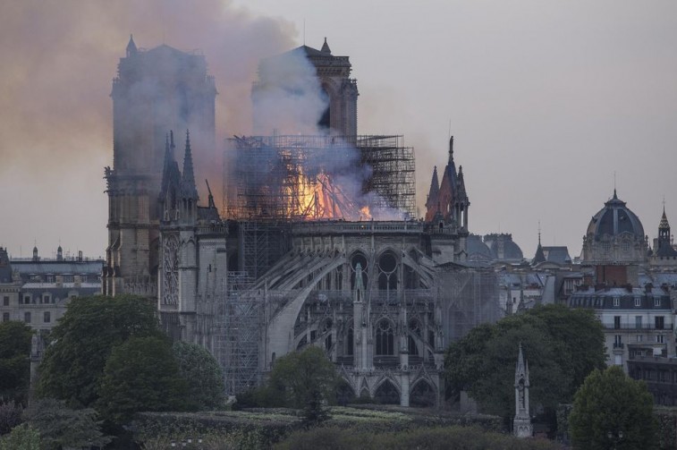 Aspectos de los trabajos que reanudaron en la Catedral de Notre Dame en París, Francia, tras la suspensión por alerta de contaminación con plomo