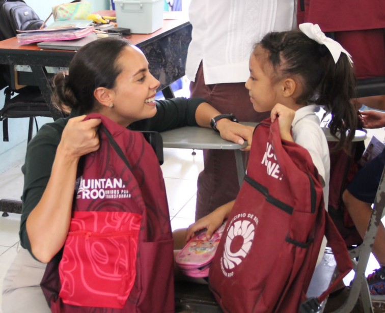 AYUDA ANA PATY PERALTA EN ENTREGA DE MOCHILAS Y ÚTILES ESCOLARES DE ...