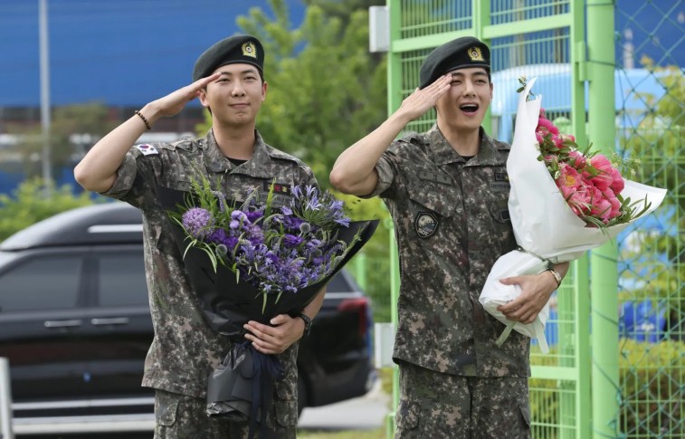 BTS VUELVE TRAS COMPLETAR SU SERVICIO MILITAR OBLIGATORIO EN COREA DEL SUR