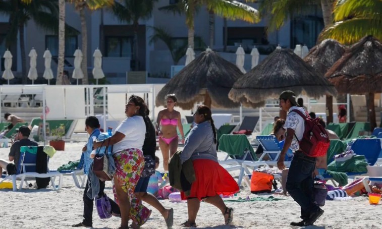 CANCÚN VIVE UN LLENO TOTAL EN SUS PLAYAS DURANTE LAS VACACIONES DE VERANO