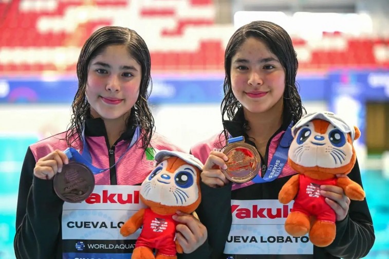 GEMELAS MEXICANAS HACEN HISTORIA CON BRONCE EN MUNDIAL DE NATACIÓN