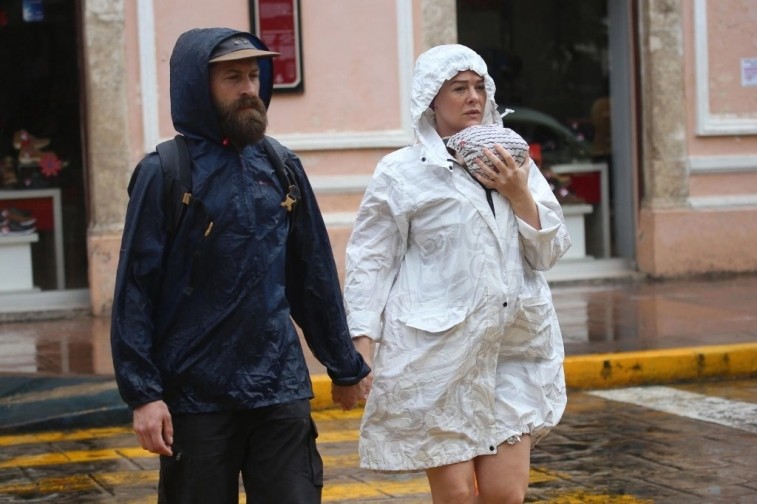 HELADEZ SE DISIPA PERO COMIENZAN A ACERCARSE TORMENTAS A LA PENINSULA
