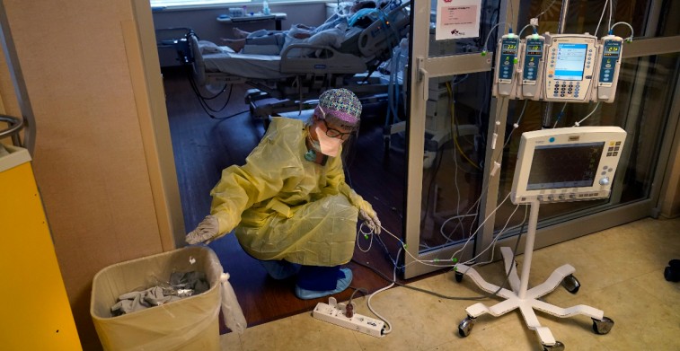 Hospitales aumentan salarios a enfermeros ante desbandada de personal por crisis de Covid-19