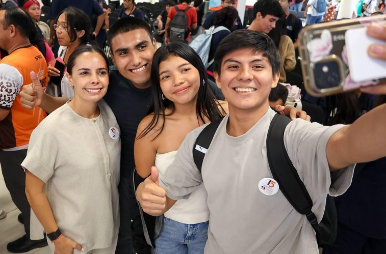 IMPARTE ANA PATY PERALTA PONENCIA MAGISTRAL SOBRE
