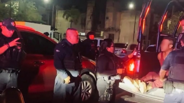 INTENTA EVADIR SU DETENCIÓN MORDIENDO A UN POLICÍA EN CANCÚN