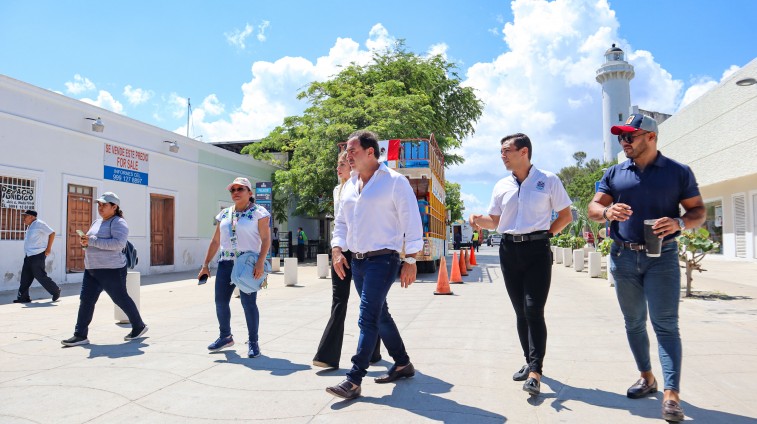 Julián Zacarías Curi visita a los prestadores de servicios turísticos del puerto de Progreso