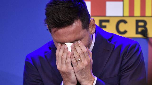 Lionel Messi llora durante su despedida con el FC Barcelona