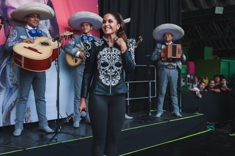 Lucero sorprende con concierto en la Central de Abasto de CDMX