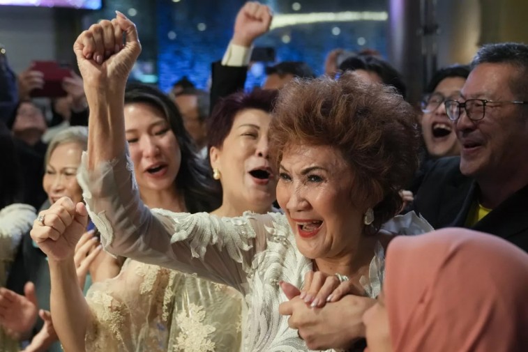 MADRE DE MICHELLE YEOH LLORA DE FELICIDAD EN MALASIA