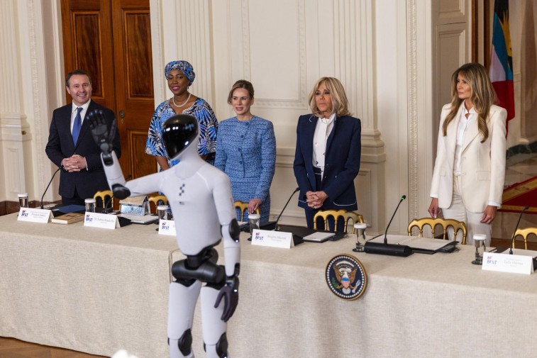 Melania Trump sorprende al aparecer con robot humanoide