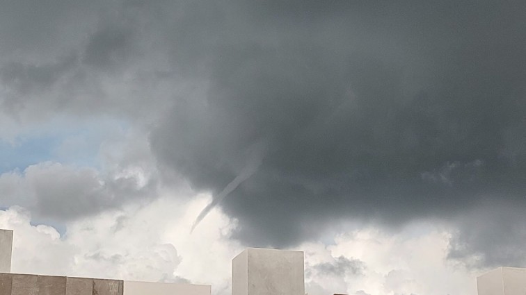 Nube Embudo Sorprende en el Noreste de la Ciudad, Pero Descartan Riesgo de Tornado