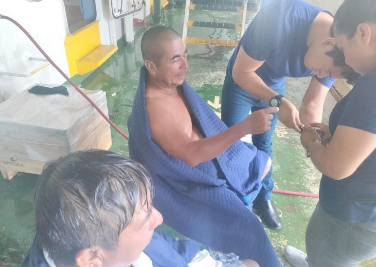 PESCADORES DE CARMEN SOBREVIVEN A NAUFRAGIO Y SON RESCATADOS POR EMBARCACIÓN PETROLERA
