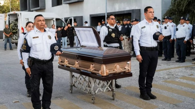 POLICÍA TURÍSTICO DE CAMPECHE ES DESPEDIDO CON HONORES