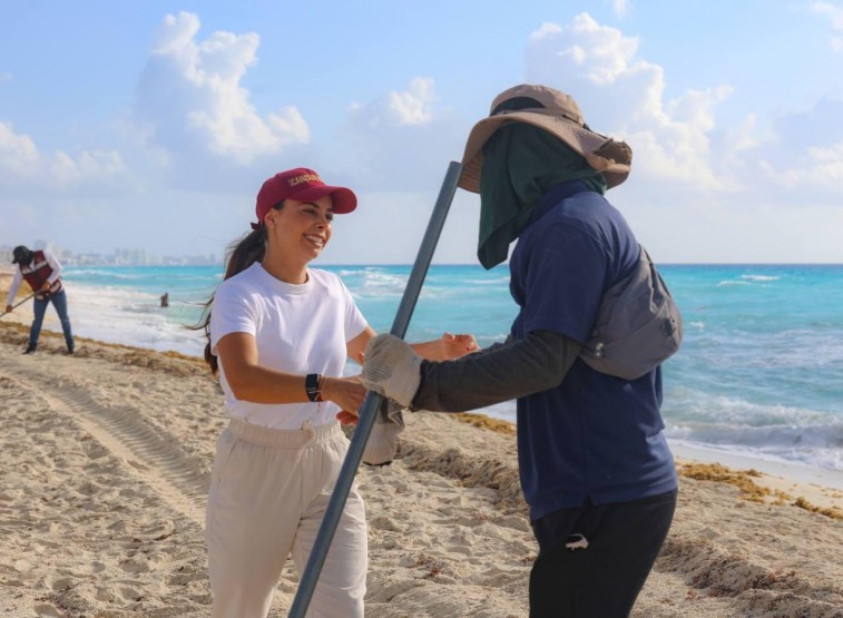 REFUERZA ANA PATY PERALTA ACCIONES DE RECOLECCIÓN DE SARGAZO EN PLAYAS PÚBLICAS