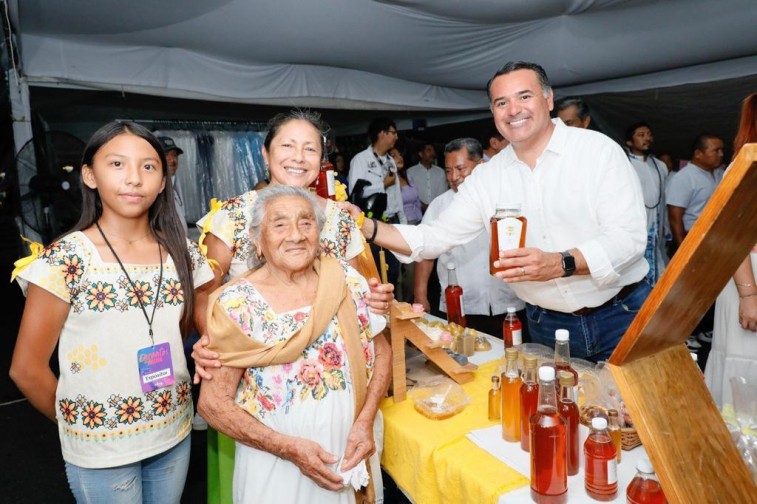 Renán Barrera recibe a las y artesanos de 42 municipios del interior del Estado