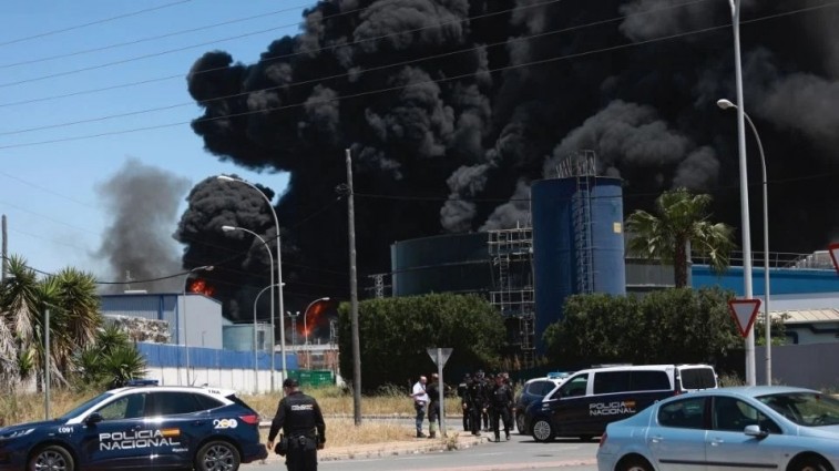 SEVILLA BAJO ALERTA SANITARIA TRAS EXPLOSIÓN EN PLANTA QUÍMICA