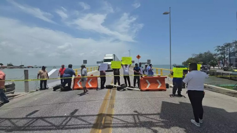 TAXISTAS EXIGEN OPERATIVOS REALES CONTRA TRANSPORTE ILEGAL EN CIUDAD DEL CARMEN