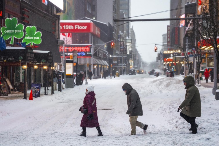 Tormenta invernal deja al menos seis muertos y caos en vuelos en EE. UU.